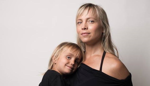 Esta madre subió fotos dando pecho a su hijo de 3 años para callar a los detractores