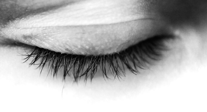 Las asquerosas criaturas que encontraron en los párpados de una mujer china