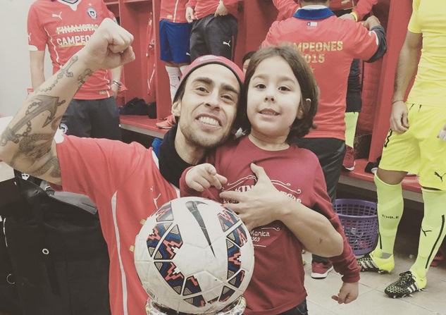 ¡Ídolo! Jorge Valdivia festejó con un auto “dedo de Jara” en La Moneda