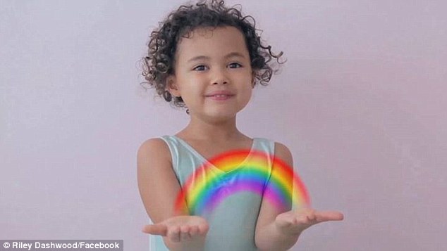 Adorable niña de 6 años sorprende en redes sociales con singular talento