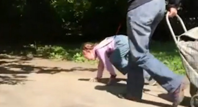 Indignación en Rusia por abuela que sacó a pasear a su nieta como un perro