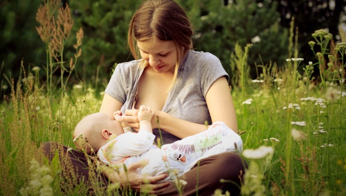 Sarcástico video: 4 razones por las que una mujer no debería dar pecho en público