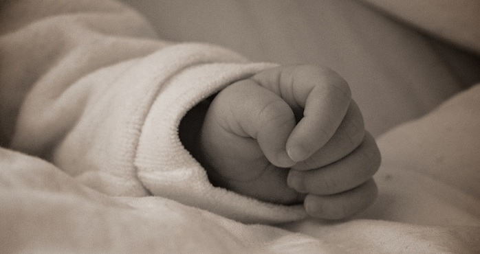 Insólito: Mujer dio a luz en baño del hospital mientras la grababan y fotografiaban