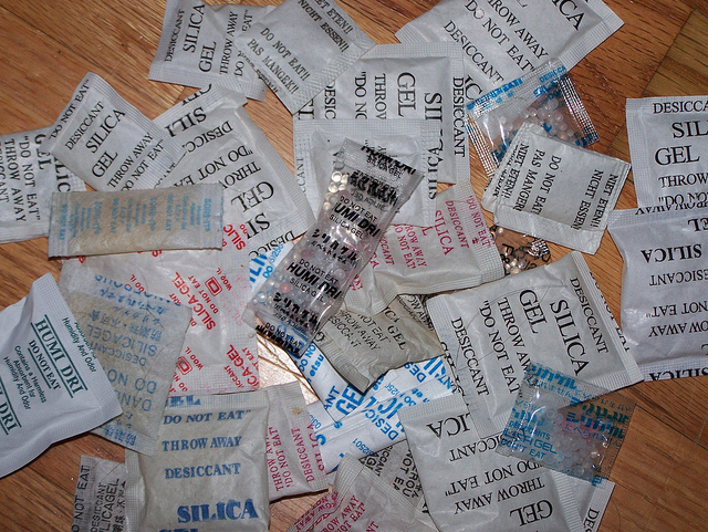 El verdadero uso de las bolsas de pelotitas que traen cajas de zapatos y carteras