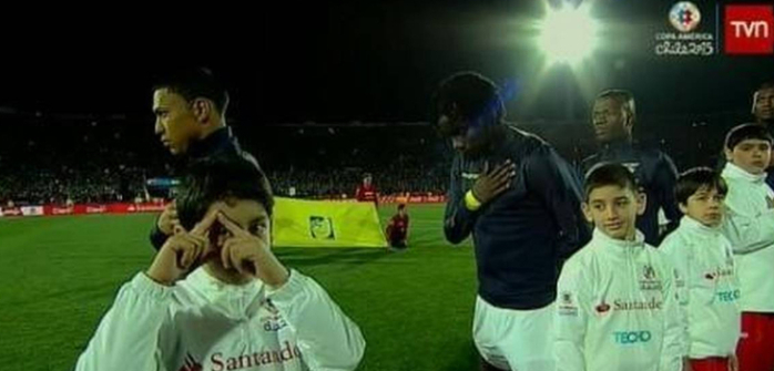 El motivo que impulsó al niño Iluminati a realizar el gesto de la pirámide