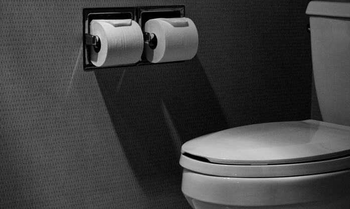 La insólita causa de muerte de joven inglesa: Pasó 2 meses sin ir al baño