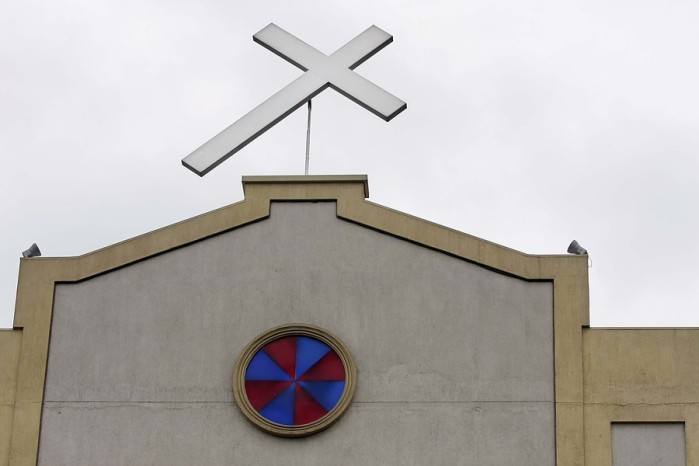 Acusan a pastor de aislar y someter a su mujer e hijas en Argentina