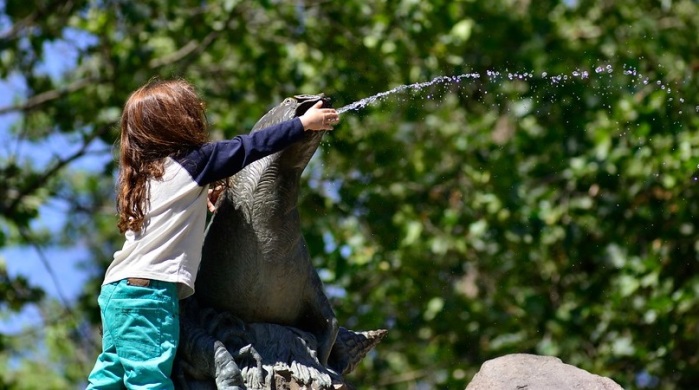 Polémica por joven que buscaba nueva familia para niña adoptada en Facebook