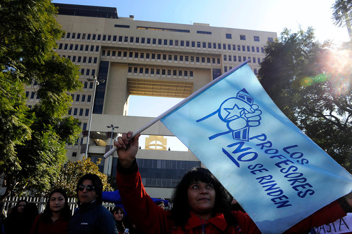 Escenario complicado: Docentes en paro podrían ver descuentos de $300 mil este mes