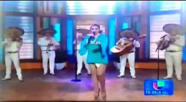 No era una toalla higiénica: Cantante revela lo que realmente cayó de su vestido