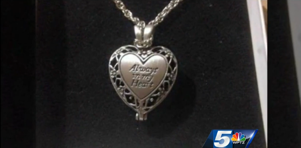 Mujer compró bello collar usado:  No creerás lo que encontró en su interior