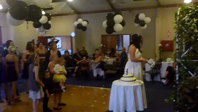 ¿La peor niñera?: Esta joven olvidó al bebé en sus brazos por coger el ramo