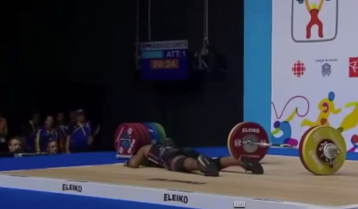 Repentino desmayo de pesista venezolana asustó a todos en Toronto 2015