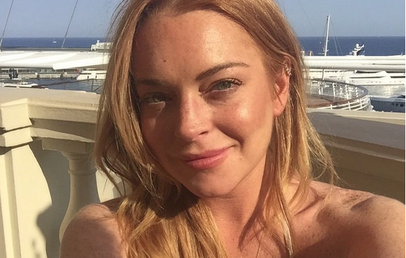 Lindsay Lohan no aguantó las ganas de bañarse pese a no tener bikini: Lo hizo en lencería