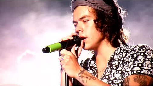 Harry Styles de One Direction vivió bochornosa caída en show en vivo