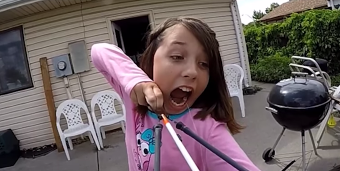 Insólito: Valiente niña se quita muela con arco y flecha