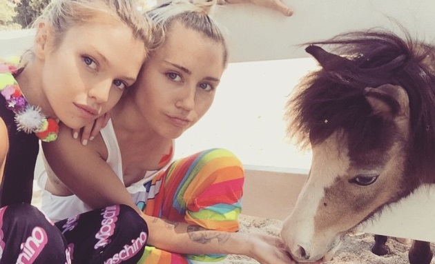 Sin secretos: Miley Cyrus se anima a besar a su novia modelo en público