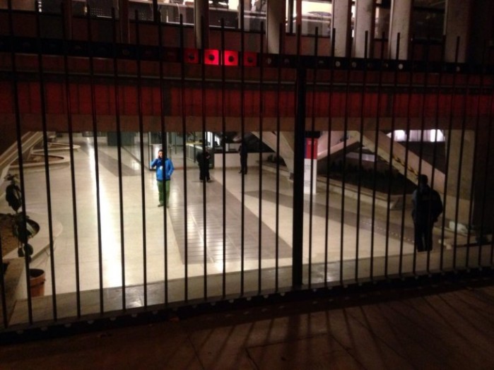 Sustraen dos televisores plasma desde sala de prensa de la Onemi en Santiago