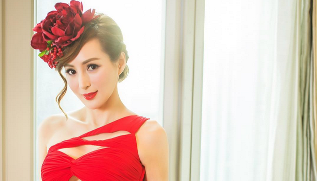 ¡Imposible! ¿Cuántos años crees que tiene esta escultural modelo asiática?