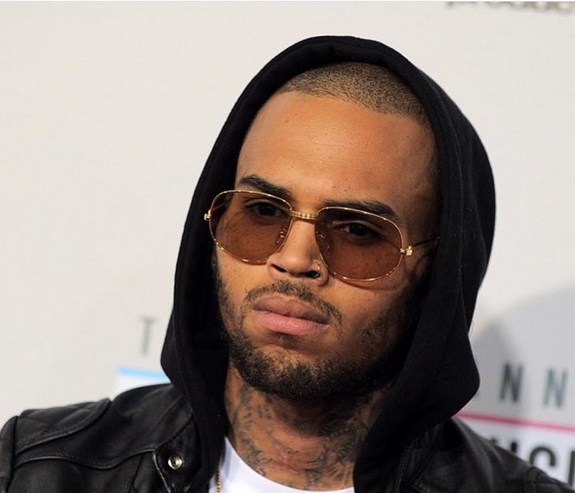 Chris Brown logra salir de Filipinas tras suplicar que lo dejaran continuar con su gira