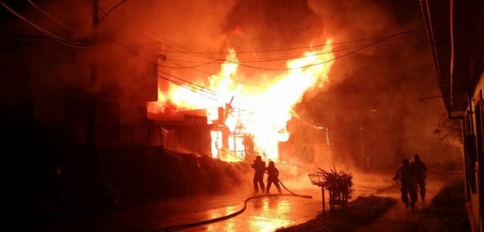 Violento incendio consumió 7 inmuebles en Cañete: 3 personas murieron