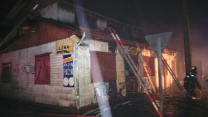 Controlan incendio que arrasó con 2 viviendas, un garage y un taller en Puerto Montt