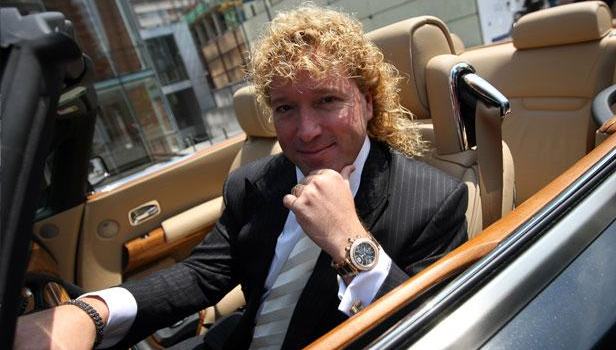 ¿Por qué Leonardo Farkas llegó con un bastón a la gala de 