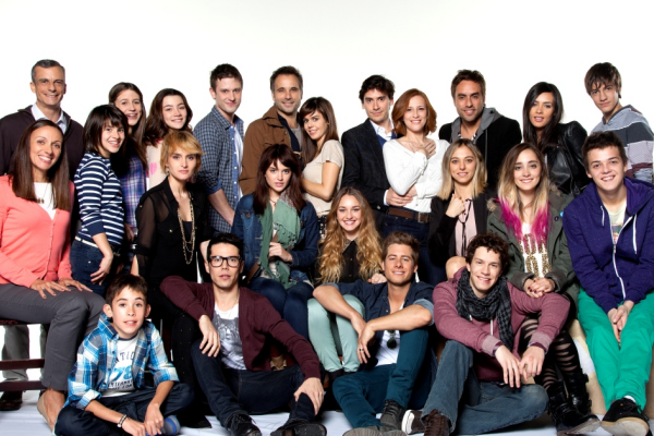 Actriz de Canal 13 prueba suerte en el canto debutando con éxito de Rihanna