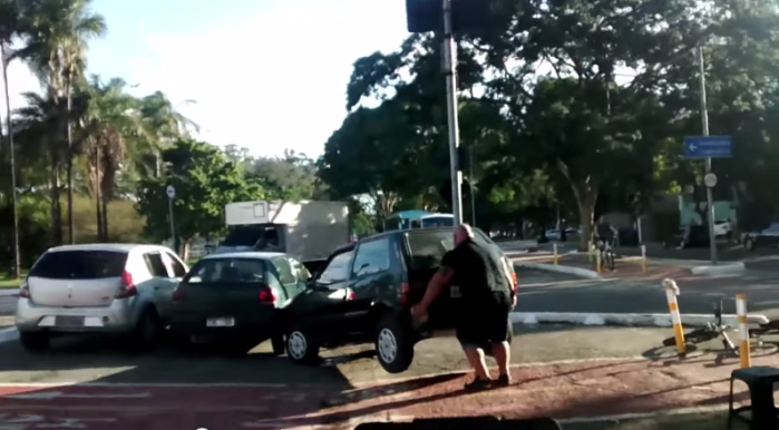 Furioso ciclista levantó auto con las manos: Estaba estacionado en ciclovía