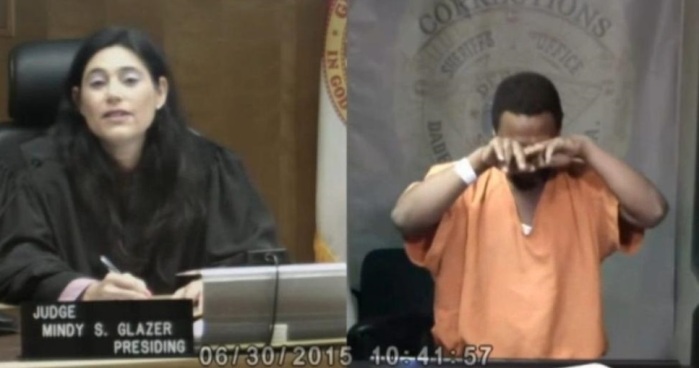 Así reaccionó un ladrón al ver quién era su jueza: Una compañera de colegio