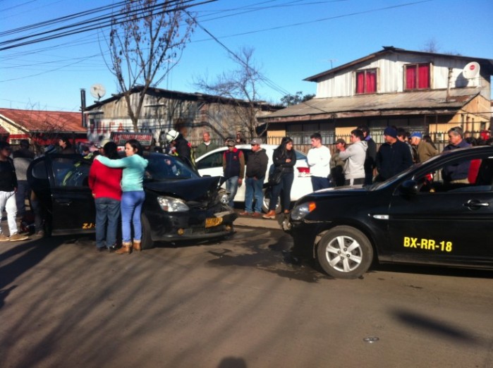 Tres lesionados dejó colisión de taxis colectivos en Los Ángeles