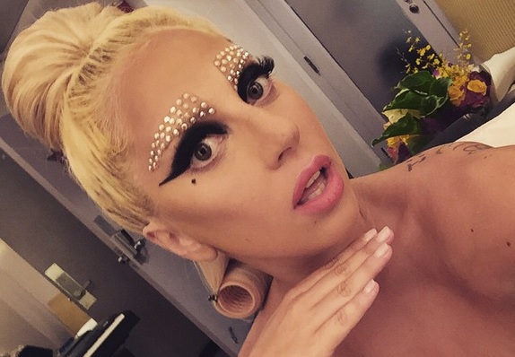 Lady Gaga gasta ostentosa cifra en subasta de tres pares de zapatos: El dinero irá a Nepal