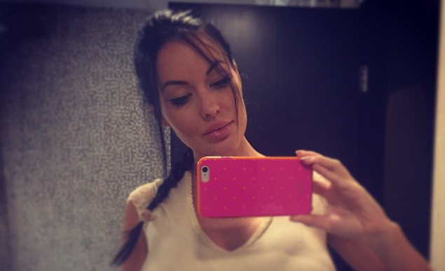 Doble de Angelina Jolie la rompe en Instagram con sexys fotografías