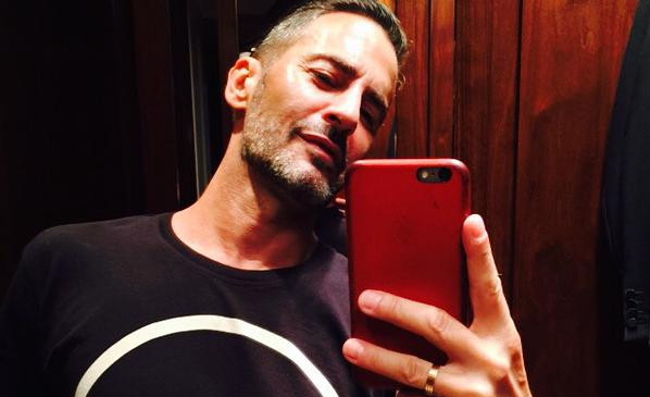 Famoso diseñador publica por error foto de su entrepierna y trasero desnudo