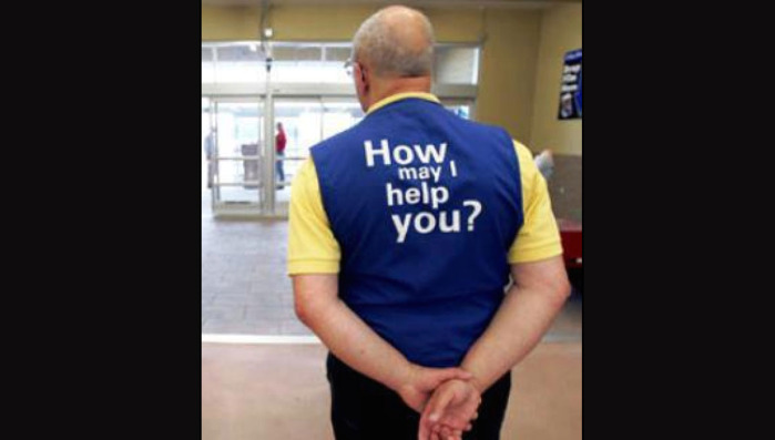 La peculiar respuesta de trabajador de Walmart a la clienta que lo insultó