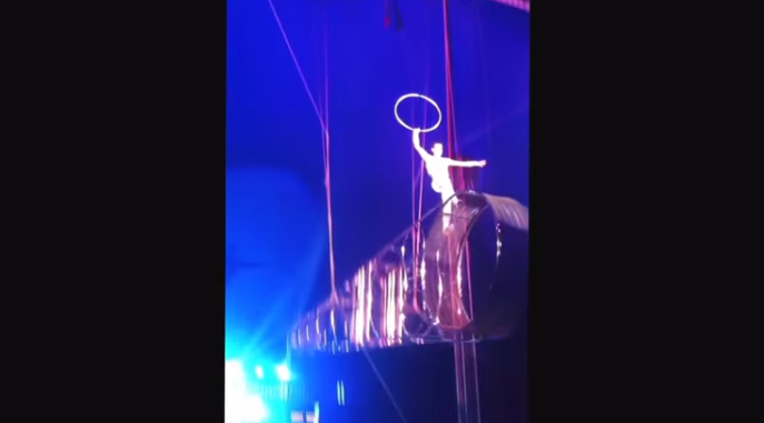 Impactante: Acróbata mexicano cae desde 7 metros de altura en show en vivo