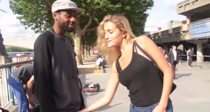 La atrevida broma de mujer que tocó genitales a 100 hombres: Así reaccionaron