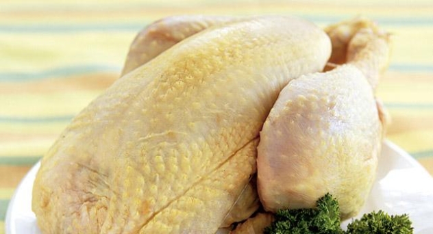 Indignante video muestra feo truco para vender pollos más caros