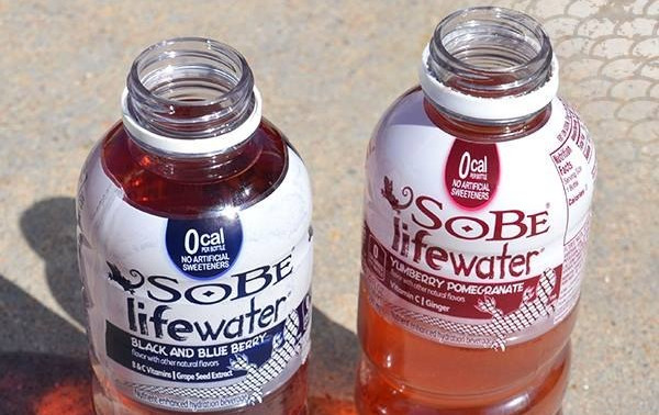 Los dramáticos mensajes que aparecieron en las tapas de botellas de agua