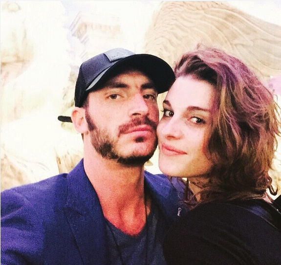 Tanza Varela vuelve a Chile y presenta al padre del hijo que espera