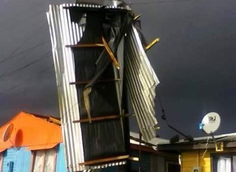 Tromba marina en Tirúa causa daños en al menos 25 viviendas