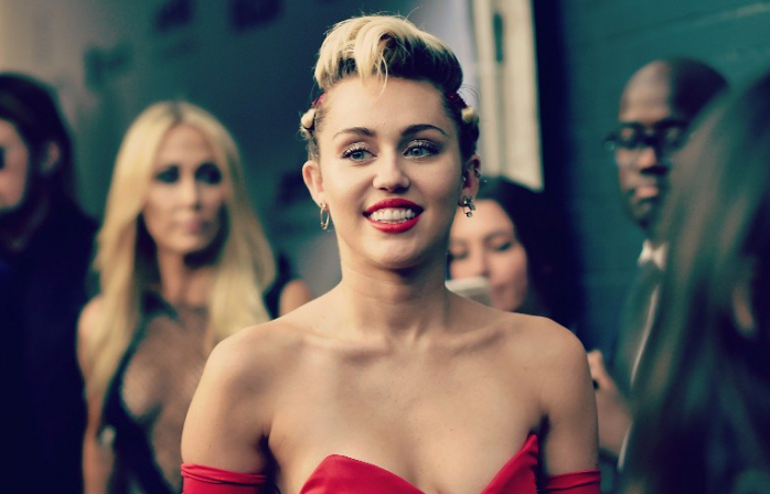 El goloso lengüetazo de Miley Cyrus a modelo Cara Delevingne en su cumpleaños