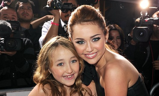 Hermanita de Miley Cyrus impacta con “oscura” nueva apariencia