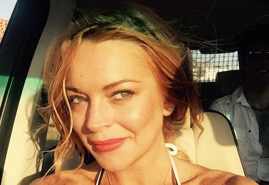 Lindsay Lohan luce feliz su infartante nueva figura con sensual foto en bikini