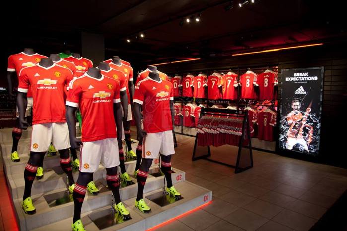 Acusan de sexista a Adidas por la camiseta femenina del Manchester United