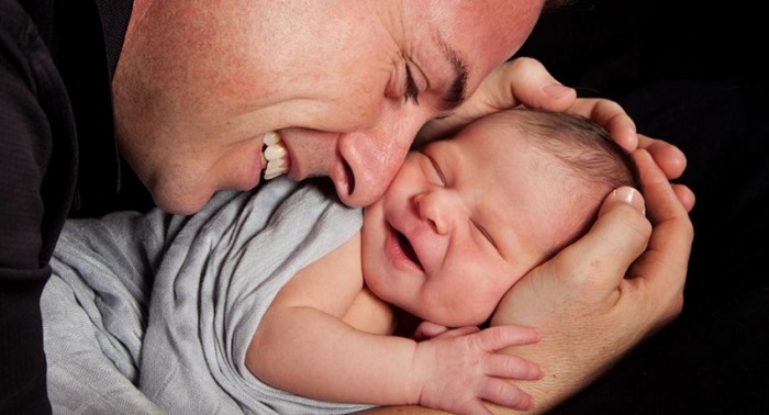 Este tierno padre posaba junto a su bebé cuando recibió “olorosa” sorpresa