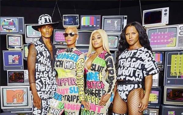 El peculiar atuendo con que dos modelos evidenciaron los insultos sexistas en premios MTV