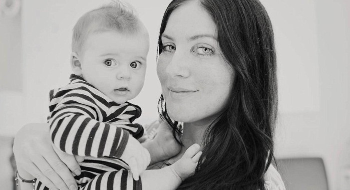 Polémica censura vivió fotógrafa por retratar a madres dando pecho