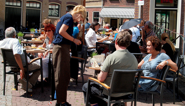 Mesera quedó furiosa tras recibir inusual “propina” de parte de un cliente en EEUU