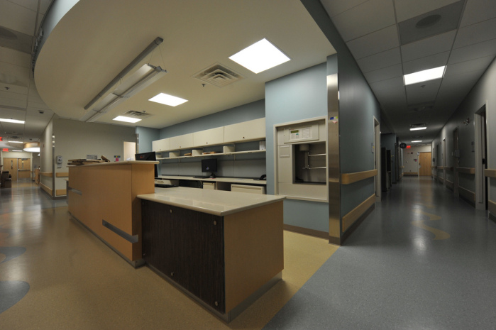 Estudiante de enfermería genera polémica por selfie con anciano enfermo